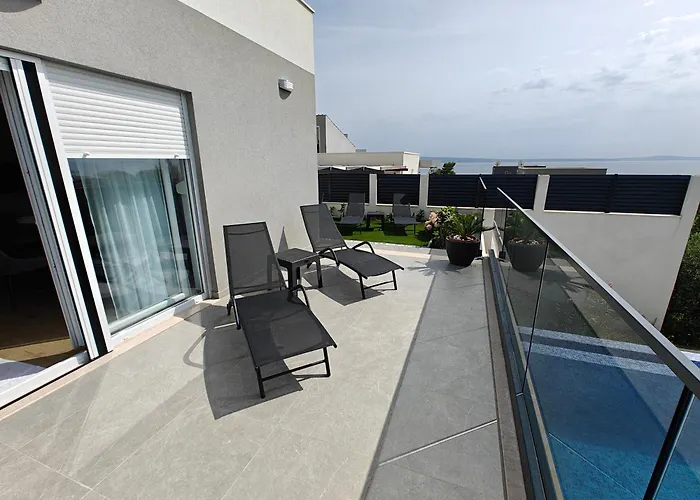 Diva Di With Private Pool And Jacuzzi Podstrana