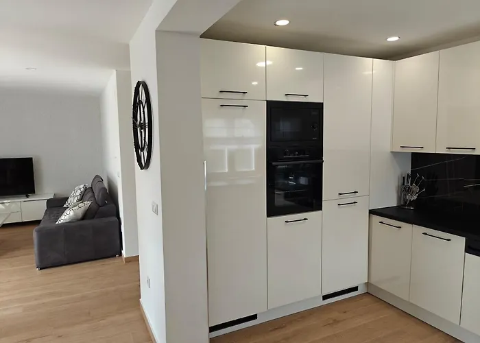 Diva Di With Private Pool And Jacuzzi Podstrana